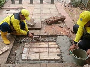 Duh! 5 Pelat Besi Penutup Drainase di Jakbar Dicuri