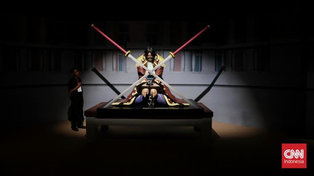 Pengunjung melihat pameran One Piece The Great Era of Piracy yang diperkenalkan untuk pers di Mall kawasan Kelapa Gading, Jakarta, Selasa, 7 November 2023. Pameran ini mengajak pengunjung untuk menghidupkan kembali berbagai petualangan dunia one piece yang terkenal di era 90-an. (CNN Indonesia/Safir Makki)