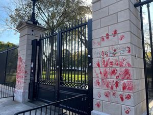 Massa Pro-Palestina Hiasi Gedung Putih AS dengan Tangan Berdarah