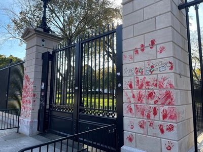 Massa Pro-Palestina Hiasi Gedung Putih AS dengan Tangan Berdarah