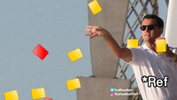 Wasit mengeluarkan belasan kartu di laga itu, termasuk 2 kartu merah buat tuan rumah. (Foto: Twitter @TrollFootball)