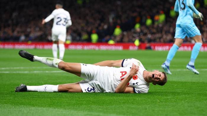Soccer Football - Premier League - Tottenham Hotspur v Chelsea - Tottenham Hotspur Stadium, London, Britain - November 6, 2023 Tottenham Hotspurs Micky van de Ven after sustaining an injury Action Images via Reuters/Matthew Childs NO USE WITH UNAUTHORIZED AUDIO, VIDEO, DATA, FIXTURE LISTS, CLUB/LEAGUE LOGOS OR LIVE SERVICES. ONLINE IN-MATCH USE LIMITED TO 45 IMAGES, NO VIDEO EMULATION. NO USE IN BETTING, GAMES OR SINGLE CLUB/LEAGUE/PLAYER PUBLICATIONS.
