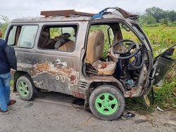 Mobil Bawa Anak Sekolah di Toba Tabrak Pohon, 16 Luka-luka