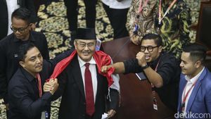 Potret Jimly Asshiddiqie Dibalutkan Bendera Merah Putih