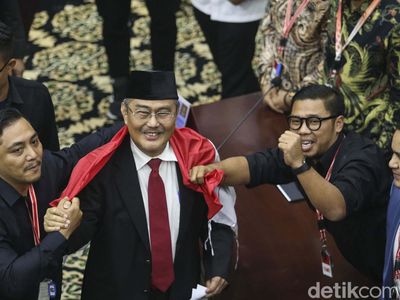 Potret Jimly Asshiddiqie Dibalutkan Bendera Merah Putih