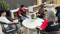 Momen Kuasa Hukum HKP Datangi Kantor Wali Kota Tangsel