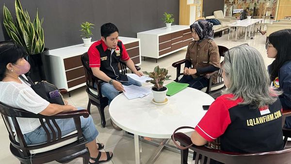 Momen Kuasa Hukum HKP Datangi Kantor Wali Kota Tangsel