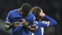 Dari ketiga gol Nicolas Jackson ke gawang Tottenham, salah satunya ia rayakan dengan mencium logo Chelsea di dada. Foto: AP/David Cliff
