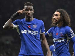 Kalau yang ini adalah selebrasi mikir yang dipamerkan Nicolas Jackson saat merayakan gol bersama Marc Cucurella. Foto: REUTERS/TONY OBRIEN