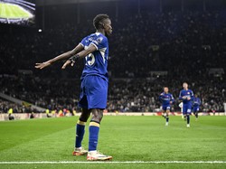 Masih di menit-menit akhir, Nicolas Jackson sukses merangkai hat-trick. Gol ketiganya ke gawang Tottenham, yang bikin Chelsea menang 4-1, ia rayakan lewat Siuuu ala Cristiano Ronaldo. Foto: REUTERS/TONY OBRIEN