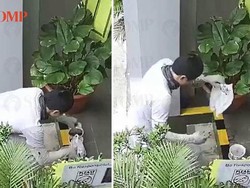 Waduh! Ojol Ini Nekat Tuang Kembali Makanan Pelanggan yang Tumpah