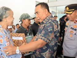 Tuntaskan Hak Pengelolaan Lahan, Bupati Jembrana Serahkan SPPKD ke Warga