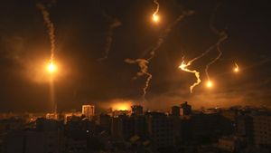 Penampakan Mencekam Langit Gaza Diterangi Suar Pasukan Israel