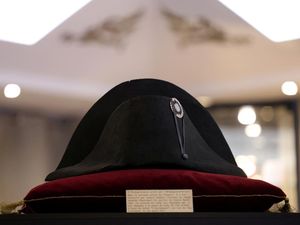Penampakan Topi Peninggalan Napoleon Bonaparte yang Bakal Dilelang Penampakan Topi Peninggalan Napoleon Bonaparte yang Bakal Dilelang