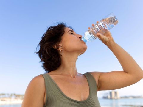 Perbanyak minum air putih/ Foto: Freepik.com/freepik