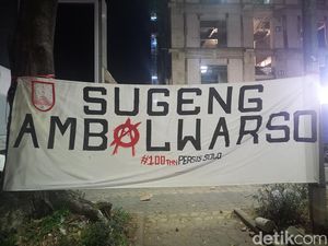 Rayakan Seabad Persis Solo, Suporter Pesta Flare di Slamet Riyadi Malam Ini