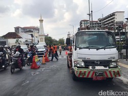 Minyak Meluap Lagi di Dekat Tugu Jogja, Petugas Masuk ke Gorong-gorong