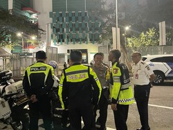 Jelang Kickoff Piala Dunia U-17 Petugas Cek Kantong Parkir Stadion GBT