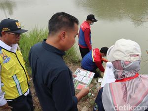 Terima Aduan Warga, Bey Cek Kondisi Air Sungai Cilamaya yang Tercemar
