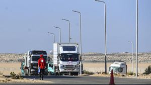 Potret Truk Pengangkut Bantuan Kemanusiaan Berangkat dari Mesir ke Gaza