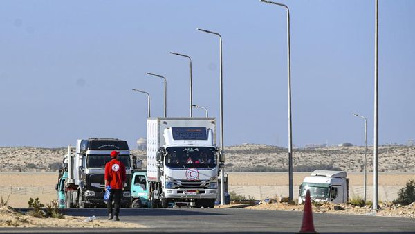 Potret Truk Pengangkut Bantuan Kemanusiaan Berangkat dari Mesir ke Gaza