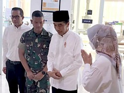 Momen Jokowi Jenguk Doni Monardo di RS dan Doakan Segera Pulih