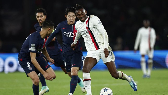 Soccer Football - Champions League - Group F - Paris St Germain v AC Milan - Parc des Princes, Paris, France - October 25, 2023 AC Milans Rafael Leao in action with Paris St Germains Lee Kang-in and Achraf Hakimi REUTERS/Gonzalo Fuentes