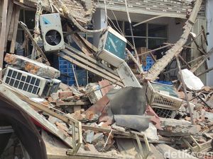 Detik-detik Atap Indomaret di Malang Ambruk Timpa 2 Teknisi AC