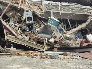 Dua Orang Terluka Tertimpa Atap Indomaret yang Ambruk di Malang