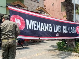 Spanduk Provokatif Sambut Perayaan 1 Abad Persis Solo Dicopoti Spanduk Provokatif Sambut Perayaan 1 Abad Persis Solo Dicopoti