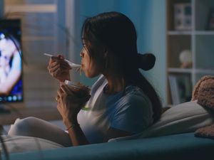 Sering Makan Sambil Nonton TV? Ini Efek yang Bakal Ditimbulkan