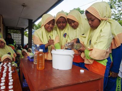 Siswa SD Belajar Membuat Sabun Ramah Lingkungan, Begini Potretnya