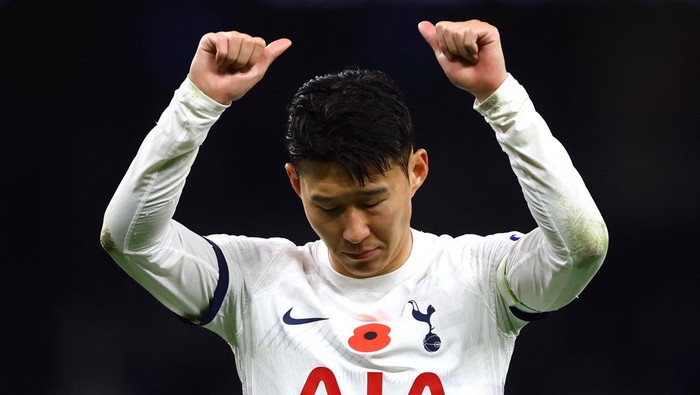 Soccer Football - Premier League - Tottenham Hotspur v Chelsea - Tottenham Hotspur Stadium, London, Britain - November 6, 2023 Tottenham Hotspurs Son Heung-min looks dejected after the match Action Images via Reuters/Matthew Childs NO USE WITH UNAUTHORIZED AUDIO, VIDEO, DATA, FIXTURE LISTS, CLUB/LEAGUE LOGOS OR LIVE SERVICES. ONLINE IN-MATCH USE LIMITED TO 45 IMAGES, NO VIDEO EMULATION. NO USE IN BETTING, GAMES OR SINGLE CLUB/LEAGUE/PLAYER PUBLICATIONS.
