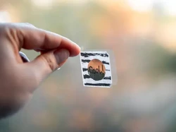 7 Cara Mudah Bersihkan Sisa Stiker di Berbagai Permukaan Benda