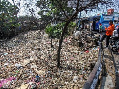Hii... Jorok! Penampakan Sampah Kotori Sungai di Ciawi