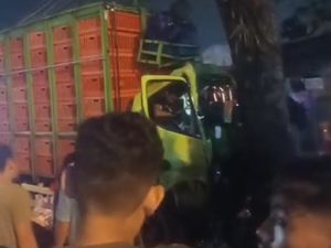 Truk Hantam Pohon di Jombor Sleman, Sopir Sempat Terjepit