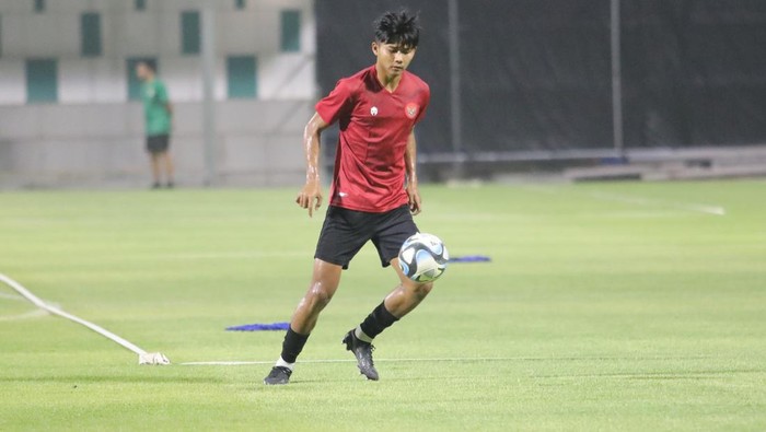 Timnas Indonesia U-17 menggelar latihan perdananya di Surabaya, Senin (7/11/2023) malam WIB, menjelang Piala Dunia U-17 2023.