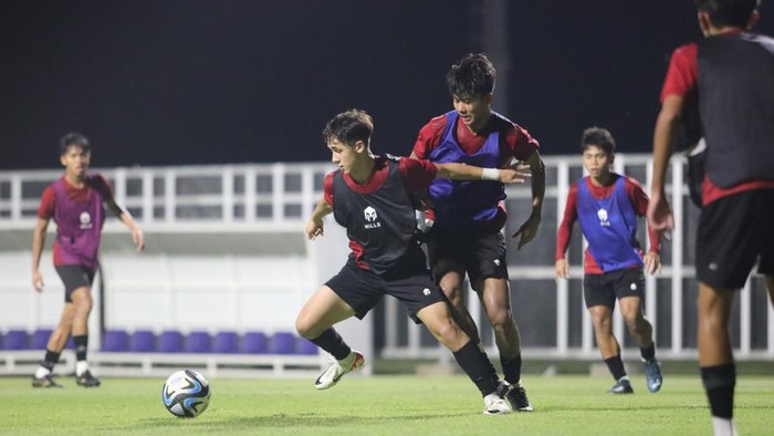 Timnas Indonesia U-17 menggelar latihan perdananya di Surabaya, Senin (7/11/2023) malam WIB, menjelang Piala Dunia U-17 2023.