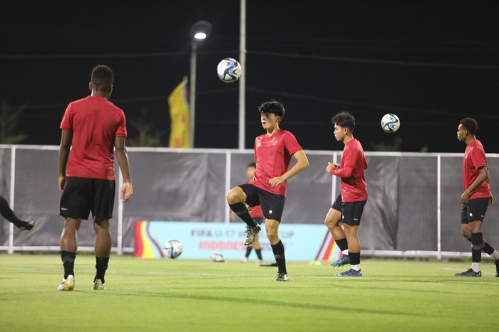 Timnas Indonesia U-17 menggelar latihan perdananya di Surabaya, Senin (7/11/2023) malam WIB, menjelang Piala Dunia U-17 2023.