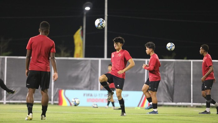 Timnas Indonesia U-17 menggelar latihan perdananya di Surabaya, Senin (7/11/2023) malam WIB, menjelang Piala Dunia U-17 2023.