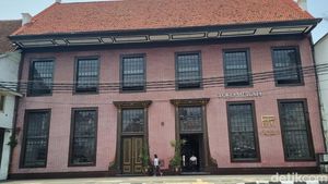 Mengintip Bangunan Cagar Budaya Toko Merah di Kota Tua