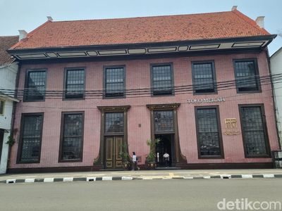 Mengintip Bangunan Cagar Budaya Toko Merah di Kota Tua