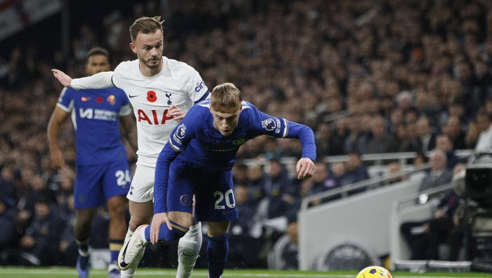 Chelseas Cole Palmer, right, challenges for the ball with Tottenhams James Maddison during the English Premier League soccer match between Tottenham Hotspur and Chelsea, at Tottenham Hotspur Stadium, London, Monday, Nov. 6, 2023. (AP Photo/David Cliff)