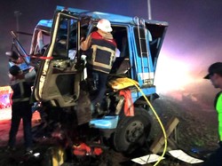 2 Orang Tewas Usai Truk Tabrak Beton GT Parungkuda Sukabumi