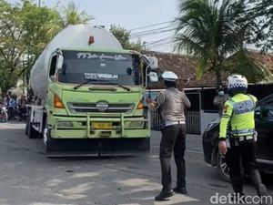 Sopir Truk Mogok Ditemukan di Bawah Pohon, Jalan Manyar Gresik Lancar Lagi