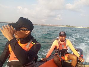 Pasutri WNA Terseret Ombak di Pantai Batubelig, Pria China Hilang Pasutri WNA Terseret Ombak di Pantai Batubelig, Pria China Hilang