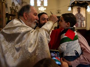 Aksi Solidaritas Komunitas Palestina Saat Misa di Katedral Chile