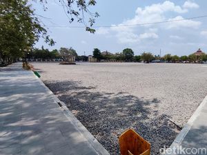 Gersang, Alun-alun Wonosari Gunungkidul Bakal Ditaburi Tanah Isi Bibit Rumput Gersang, Alun-alun Wonosari Gunungkidul Bakal Ditaburi Tanah Isi Bibit Rumput