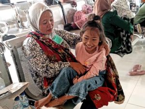 Senyum Ani Usai Anaknya Putri Pengidap Cerebral Palsy Mendapat Pengobatan