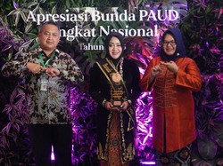 Bupati Mojokerto Raih Penghargaan Bunda PAUD Nasional